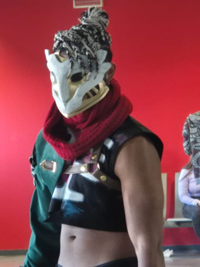 Dettaglio della spalla asimmetrica del gilet e della cintura con passanti rinforzati