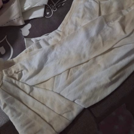Il top in cotone greggio prima della pittura: drappeggio e pieghe costruiti e cuciti a mano