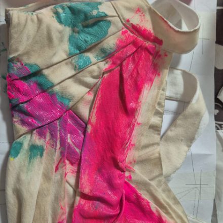 Il top dipinto a mano con colori per tessuto, appoggiato sul cartamodello di carta disegnato su misura