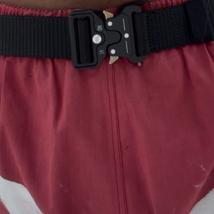 Pantaloncini tinti a mano su un rosso più intenso, con il segno bianco dipinto lungo il fianco